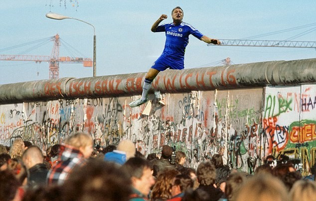 Terry ăn mừng trên bức tường Berlin.